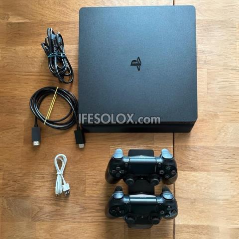 Ps4 slim avec fils et manette