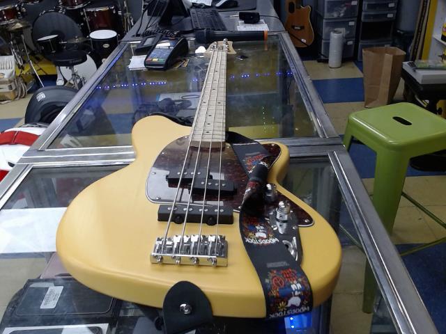 Bass 4 corde jaune + soft case