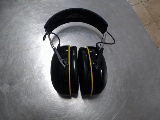 Noise canbcelliong headphones