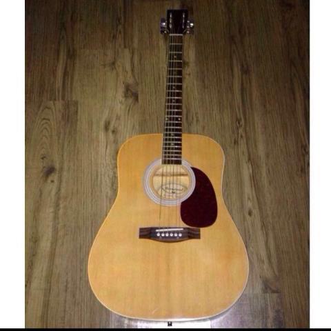 Guitare acoustique mal en point