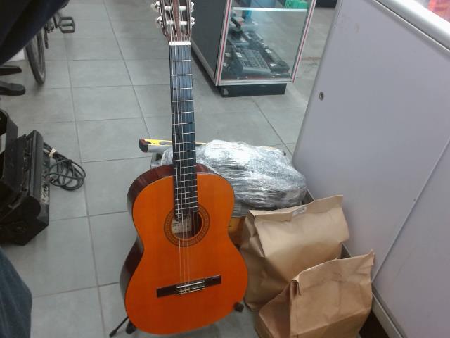 Guitare classique 6 cordes bon etat