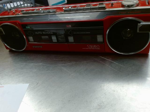 Radio portatif sanyo rouge