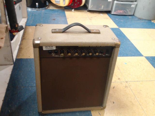 Ampli de guitare brun et jaune