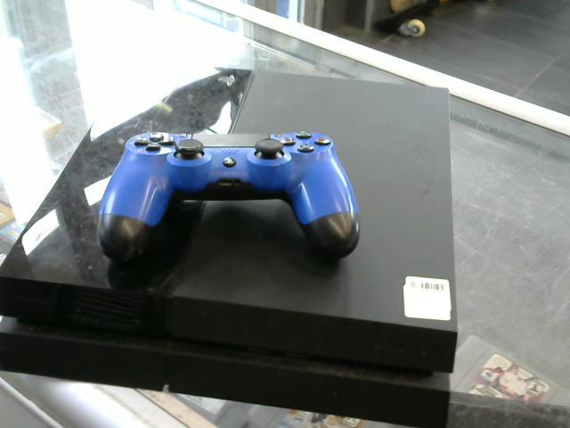 Ps4 avec fils et une manette bleu