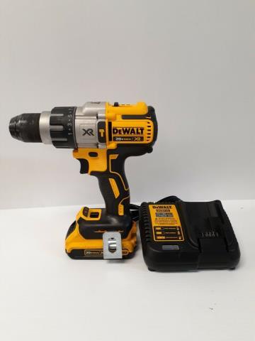 Drill dewalt avec chargeur et batterie