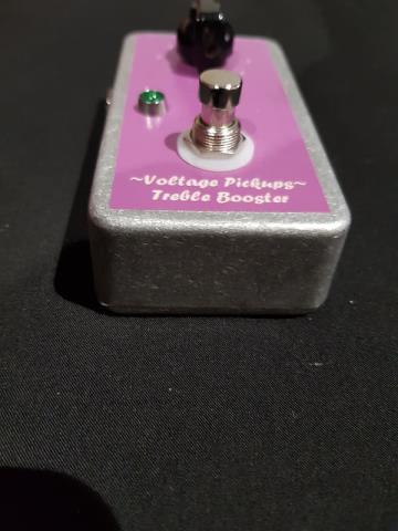 Voltage pickup treble boost rose