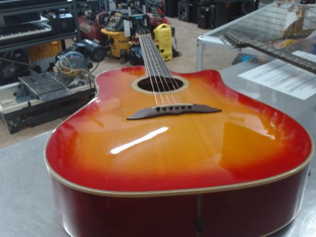 Guitare semi-acoustic+case dur