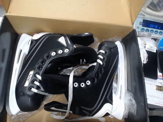 Vic=hockey scates new in box size 6 wome