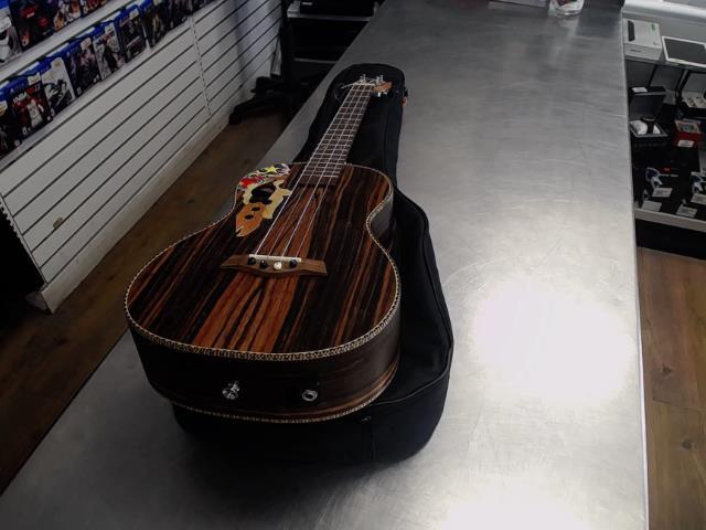 Ukulele avec case et acc