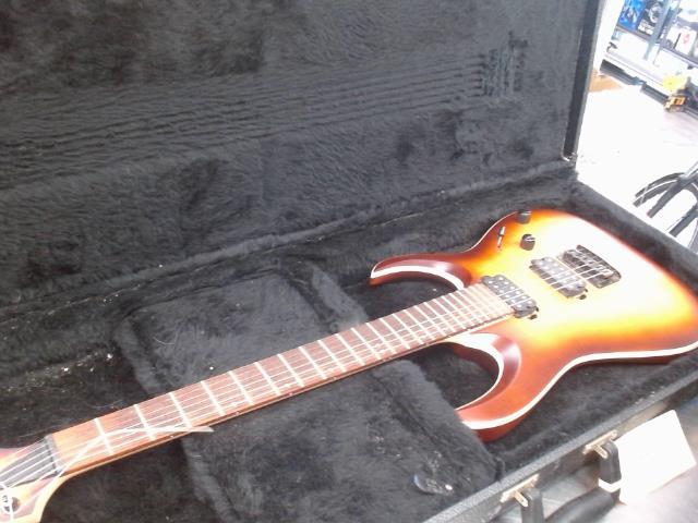 Guitare electrique ibanez dans case