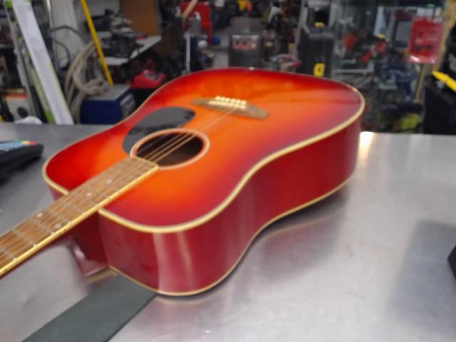 Guitare acoustique tradition rouge