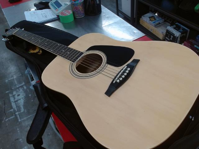 Guitare acoustique + etui