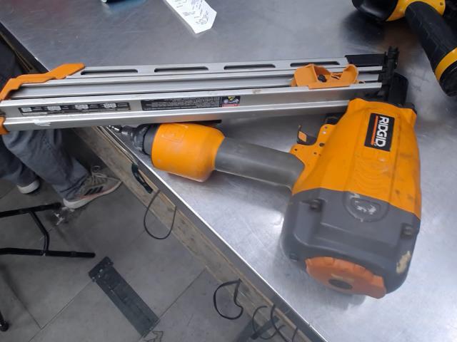 Clip head framing nailer