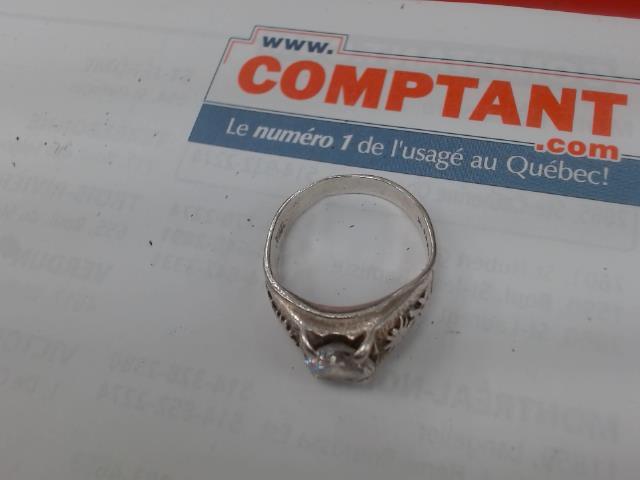 Bague avec fausse pierre au milieu