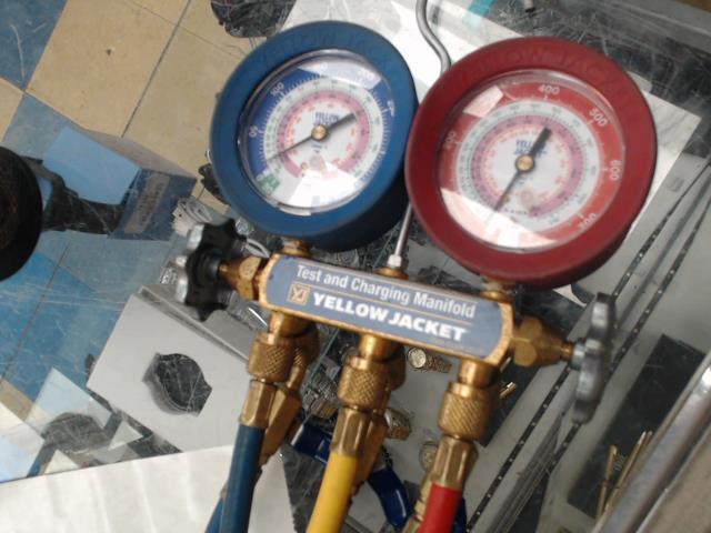 Yellow jacket test and charging manifold