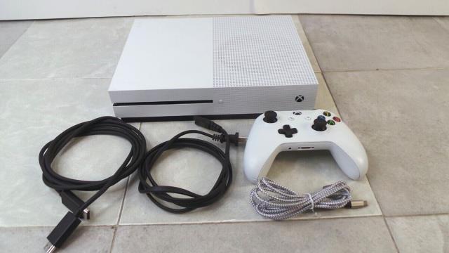 Xbox one s avec fil et manette