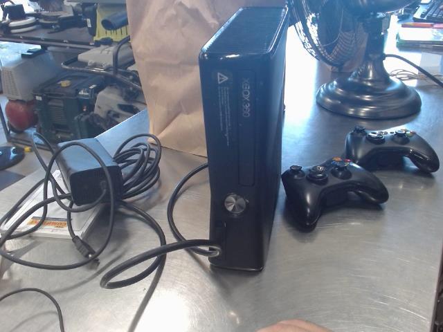 Xbox 360 avec 2 manette et fil