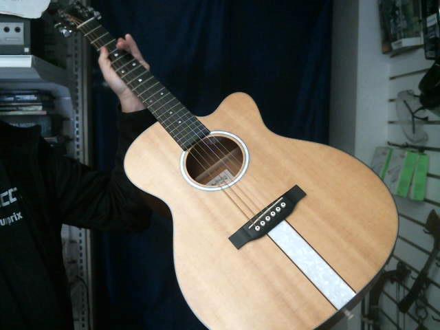 Guitare electro acoustique