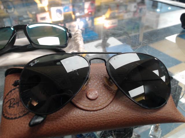 Aviator sunglasses dark with case