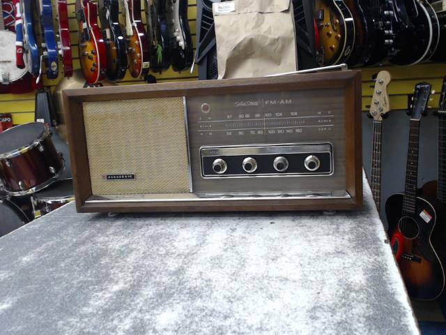 **radio vintage en bois