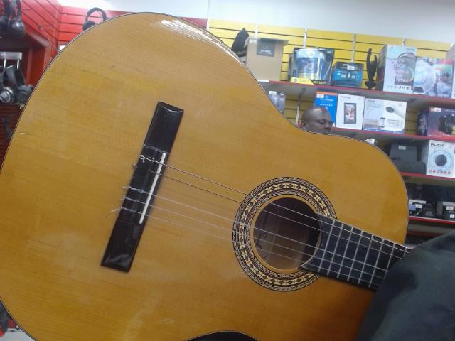 Guitare acoustic usagher