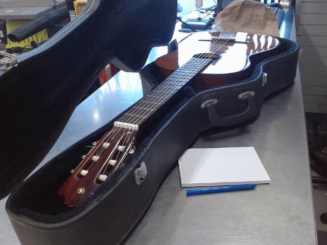 Guitar classique dans case dur yamaha