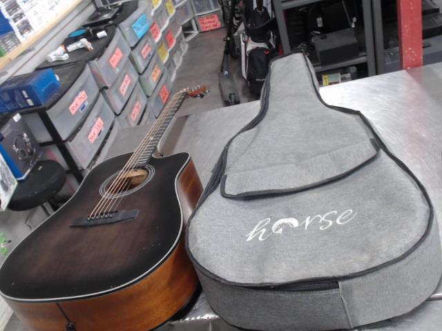 Guitare acoustic avec case mou