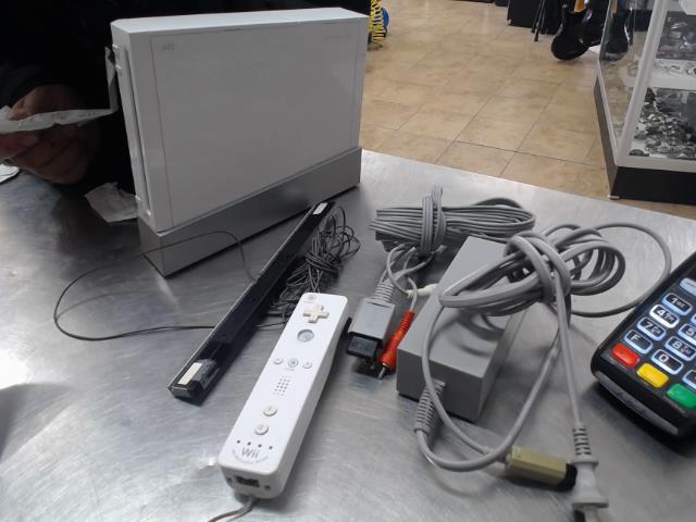 Wii + sensor + man + fils blanc