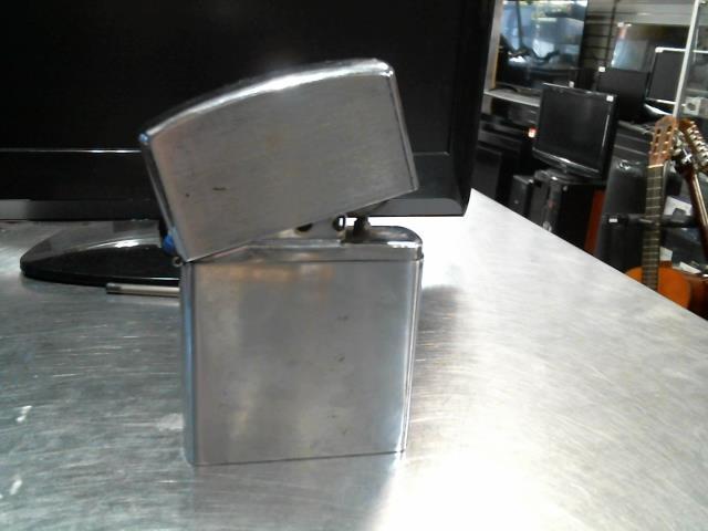 Geant ''zippo'' en acier