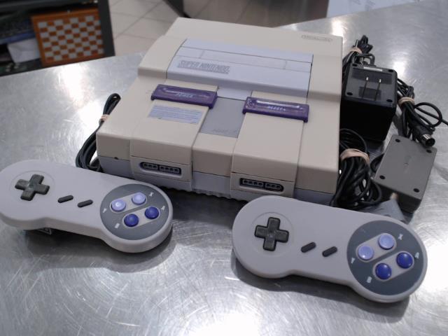 Super nintendo +2 manettes pas originale