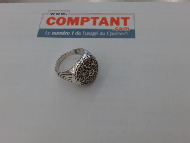 Bague en argent avec zircon sur lavant