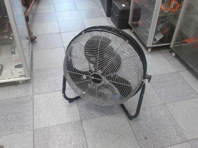 Commercial floor fan