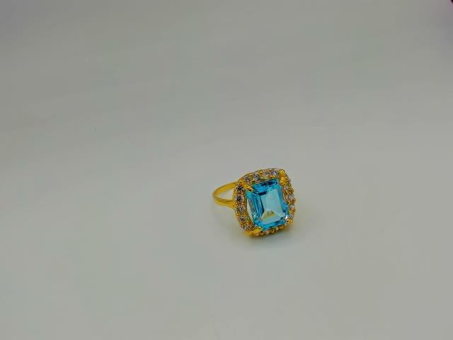 BAGUE EN OR 10KT AVEC PIERRE BLUE 