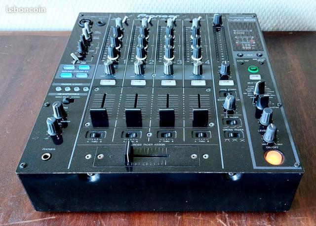 Table de mixage professionnel avec case