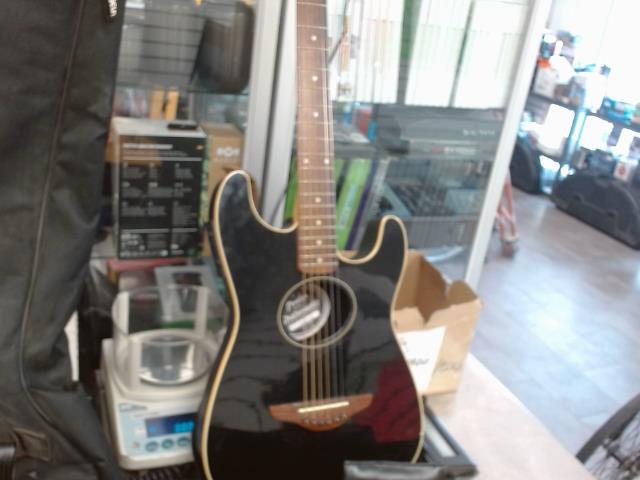 Guitare elecacoustic fender 2010 ds case