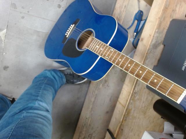 Guitare acoustique bleue