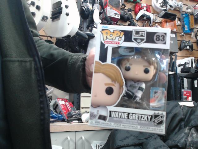 Wayne gretzky vinyl figure