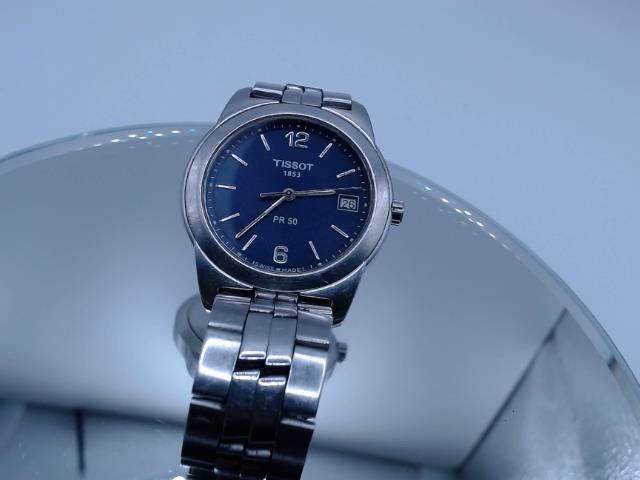 Montre silver avec fond bleu tissot