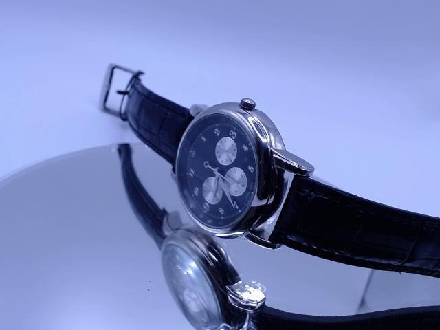 Montre noire de style chronographe