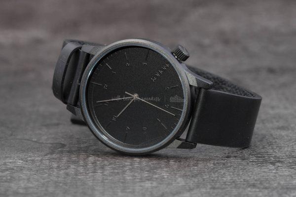 Montre noir komono deja amener