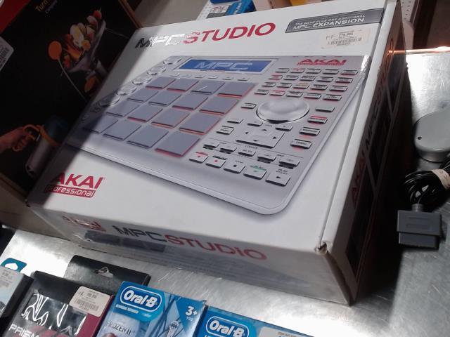 Mpc studio drum pad controller