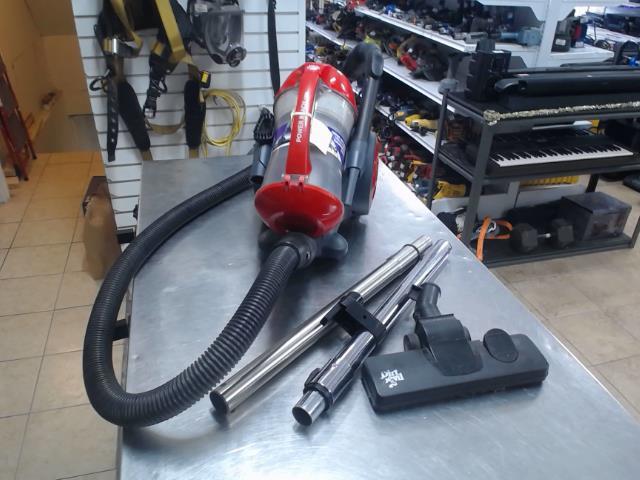 Aspirateur rouge + acc dans gs