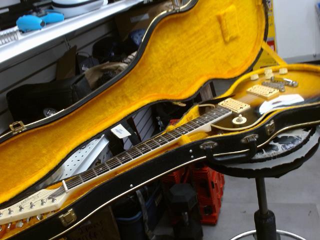 Guitar electric dans case