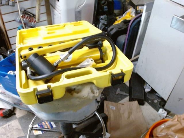 Hydraulic hole digger dans case jaune