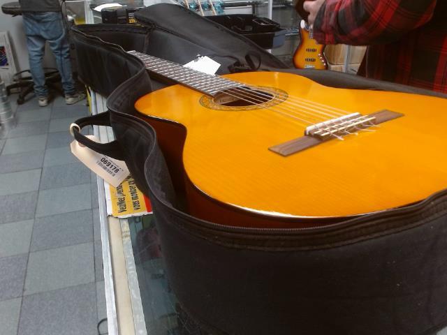 Guitare clasique + case mou