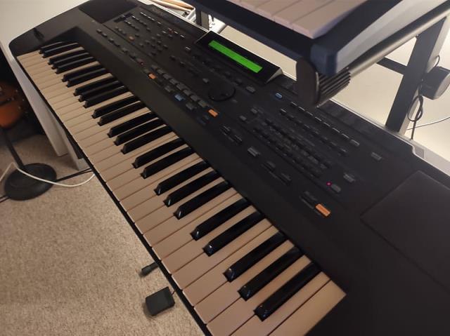 Roland e-70 synthtiseur  61 touches