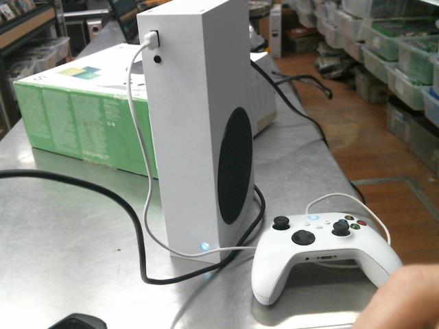 Xbox series s 500gb + man dans boite