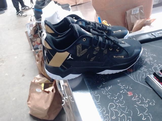 Soulier jordan noir size 10