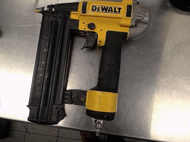 Pistole a clou dewalt