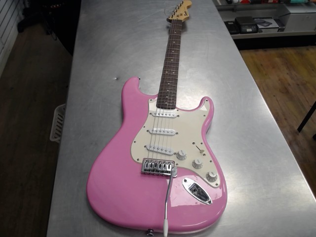 Guitare electrique stratocaster rose